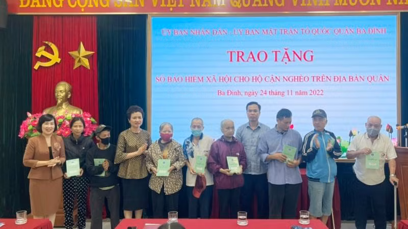 Quận Ba Đình trao tặng Sổ bảo hiểm Xã hội tới các hộ cận nghèo.