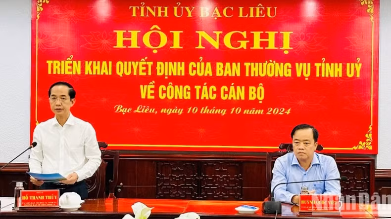 Đồng chí Hồ Thanh Thủy, Trưởng Ban Tổ chức Tỉnh ủy Bạc Liêu công bố quyết định của Ban Thường vụ Tỉnh ủy Bạc Liêu về việc điều động, luân chuyển cán bộ. (Ảnh: TRỌNG DUY) 