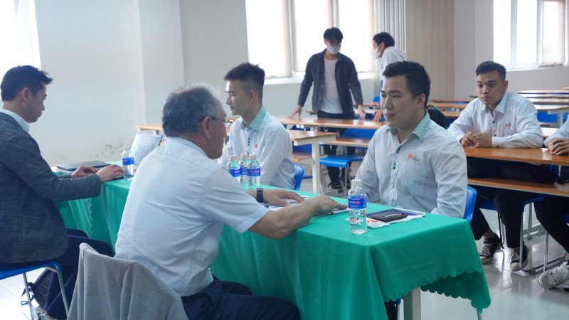 Sinh viên trực tiếp trả lời phỏng vấn, tìm kiếm việc làm tại sự kiện.