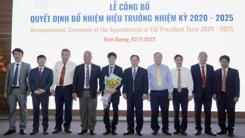 Lãnh đạo Tổng công ty Becamex IDC và Hội đồng EIU tặng hoa chúc mừng tân Hiệu trưởng EIU Ngô Minh Đức.