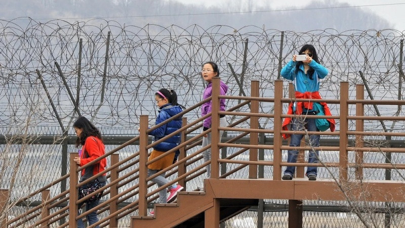 Tư liệu: Khách du lịch tham quan Công viên hòa bình Imjingak gần Khu phi quân sự (DMZ) liên Triều, tại Paju, Hàn Quốc, ngày 5/4/2013. (Ảnh: AFP/TTXVN)