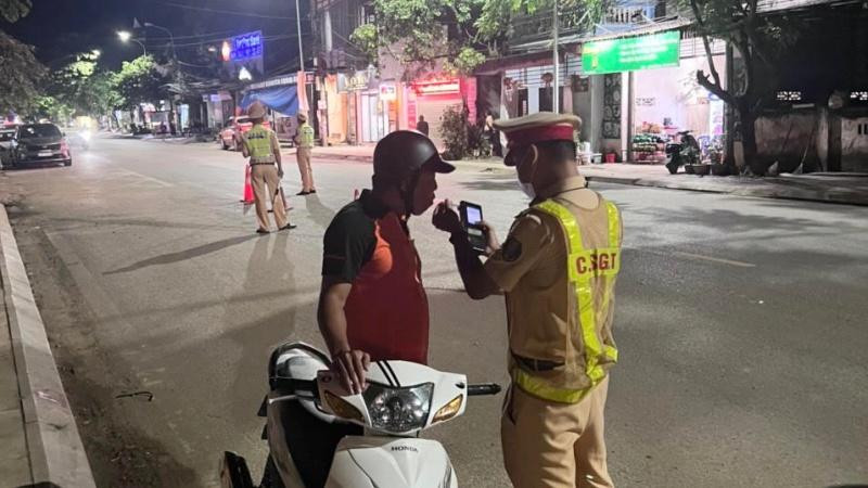 Lực lượng Cảnh sát giao thông-Công an tỉnh Hòa Bình kiểm tra nồng độ cồn người tham gia giao thông cả ngày lẫn đêm.