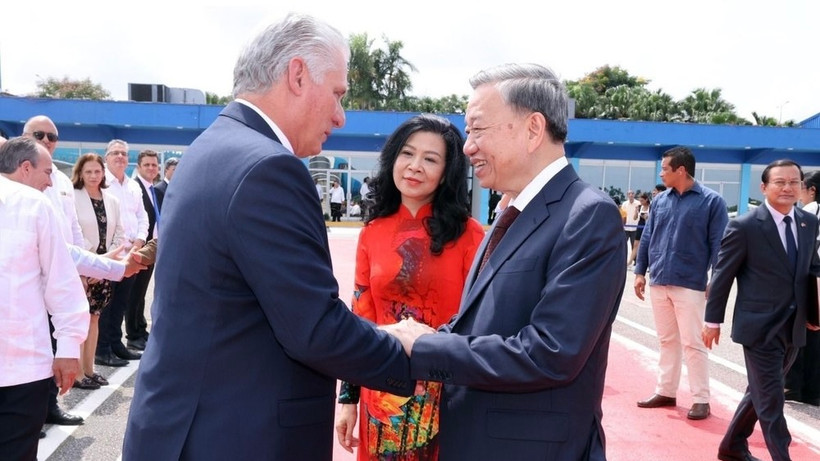 Bí thư thứ nhất Đảng Cộng sản Cuba, Chủ tịch Cuba Miguel Diaz Canel Bermudez tiễn Tổng Bí thư, Chủ tịch nước Tô Lâm và phu nhân tại Sân bay quốc tế Jose Marti ở Thủ đô La Habana, trưa 27/9/2024 (giờ địa phương). (Ảnh: Lâm Khánh/TTXVN)