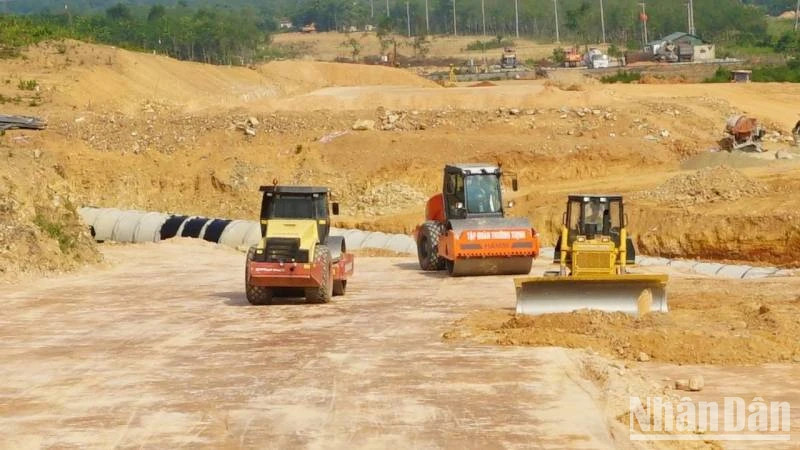 Thi công công trình đường bộ cao tốc bắc-nam phía đông đoạn qua tỉnh Quảng Bình. (Ảnh minh họa/Báo Nhân Dân)