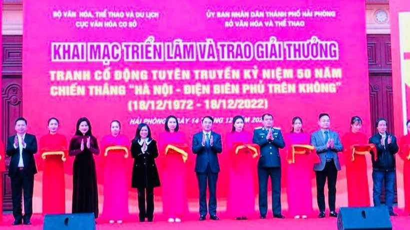 Các đại biểu cắt băng khai mạc Triển lãm.