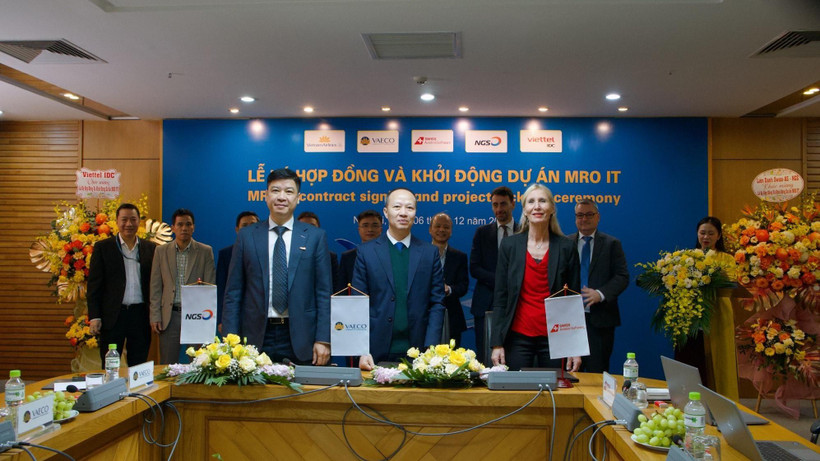 Đại diện hai bên ký kết hợp tác, triển khai hệ thống phần mềm bảo dưỡng tàu bay theo công nghệ mới.