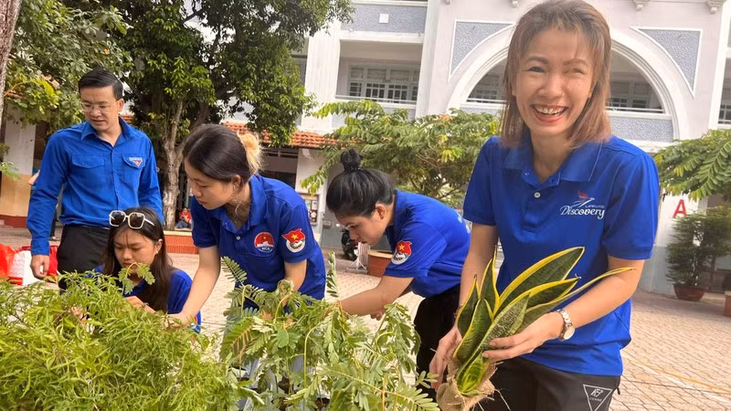 Các bạn trẻ chuẩn bị cây xanh trang trí tại chương trình.