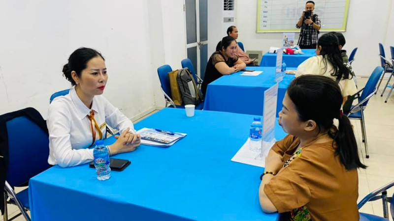 Tư vấn thông tin việc làm cho người lao động tại chương trình.