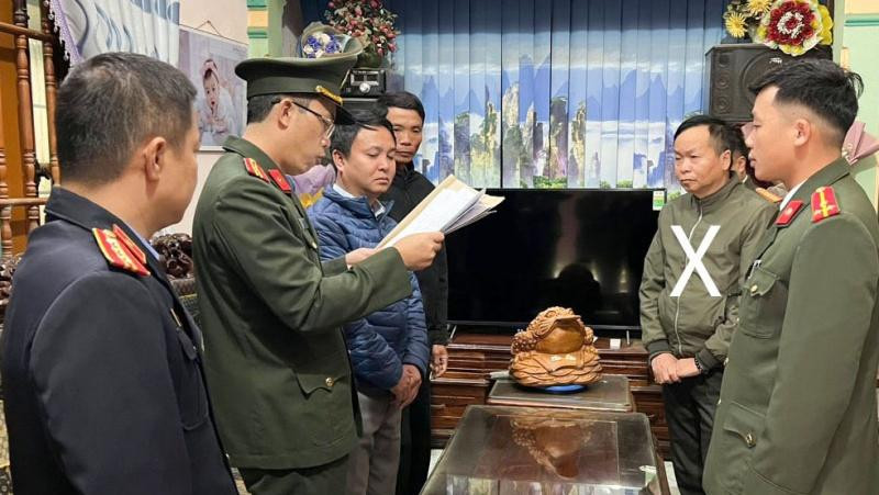 Cơ quan An ninh điều tra Công an tỉnh Sơn La đọc quyết định khởi tố bị can đối với Lê Minh Hợp.