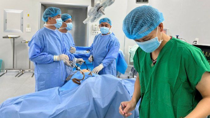 Các bác sĩ Bệnh viện Quân y 120 thực hiện ca mổ cho bệnh nhân Đ.T.T.T 