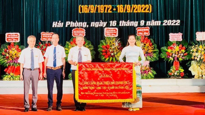 Thành phố Hải Phòng trao bức trướng tặng Cung Văn hóa thiếu nhi thành phố nhân kỷ niệm 50 năm thành lập.