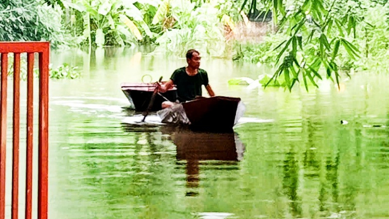 Mỗi khi mưa lớn, nước lũ suối Nam Tiền dâng cao, phương tiện đi lại duy nhất của người dân là thuyền.