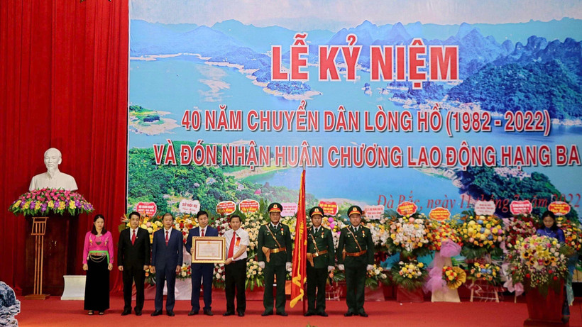 Chính quyền và nhân dân các dân tộc huyện Đà Bắc đón nhận Huân chương Lao động hạng Ba của Chủ tịch nước.