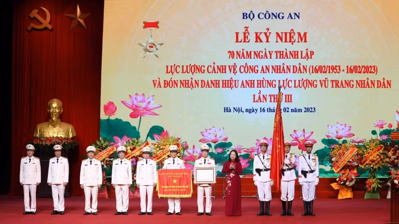 Quyền Chủ tịch nước Võ Thị Ánh Xuân trao danh hiệu Anh hùng Lực lượng vũ trang nhân dân tặng Bộ Tư lệnh Cảnh vệ.