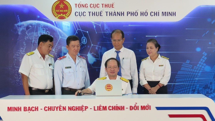 Ban tổ chức tiến hành bấm số quay "Hóa đơn may mắn" mừng Quốc khánh 2/9.