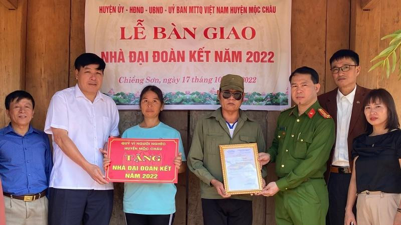 Các đơn vị trao nhà đại đoàn kết cho hộ nghèo tại xã Chiềng Sơn, huyện Mộc Châu.