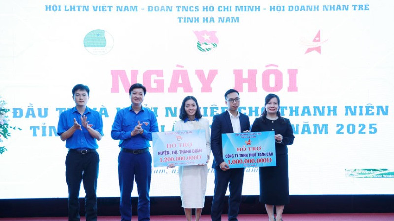 Lãnh đạo Tỉnh đoàn Hà Nam, Hội Liên hiệp Thanh niên tỉnh, Hội Doanh nhân trẻ tỉnh trao tượng trưng nguồn vốn hỗ trợ cho các dự án khởi nghiệp của thanh niên năm 2025.