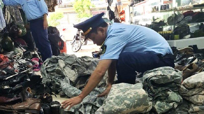 Lực lượng Quản lý thị trường tỉnh Đắk Lắk kiểm tra, phát hiện một số hộ kinh doanh quần áo rằn ri, quân phục không rõ nguồn gốc, xuất xứ. 