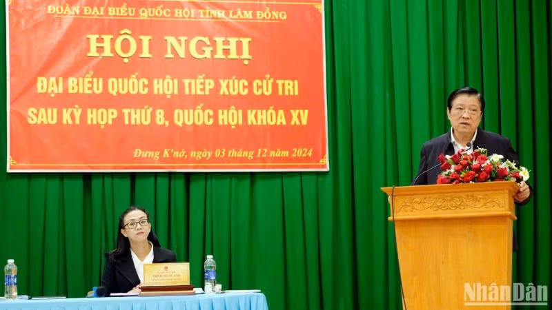 Đồng chí Phan Đình Trạc, Ủy viên Bộ Chính trị, Bí thư Trung ương Đảng, Trưởng Ban Nội chính Trung ương phát biểu ý kiến tại buổi tiếp xúc cử tri.