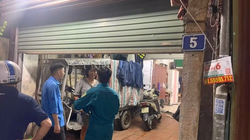 Lực lượng chức năng quận Tây Hồ đến gõ cửa từng nhà trong đêm để vận động người dân sống trong vùng có nguy cơ ngập lụt đến nơi an toàn.