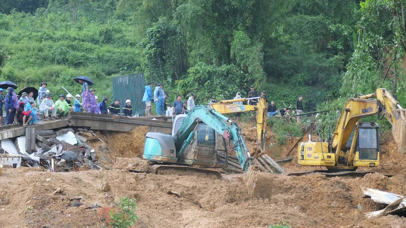 Lực lượng chức năng tỉnh Hà Giang thực hiện công tác tìm kiếm cứu nạn tại Km49, quốc lộ 2.