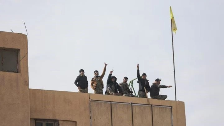 Các thành viên lực lượng đối lập Syria SDF sau khi chiếm quyền kiểm soát thành phố Deir el-Zor, miền Đông Syria ngày 7/12. (Ảnh: Reuters/TTXVN)