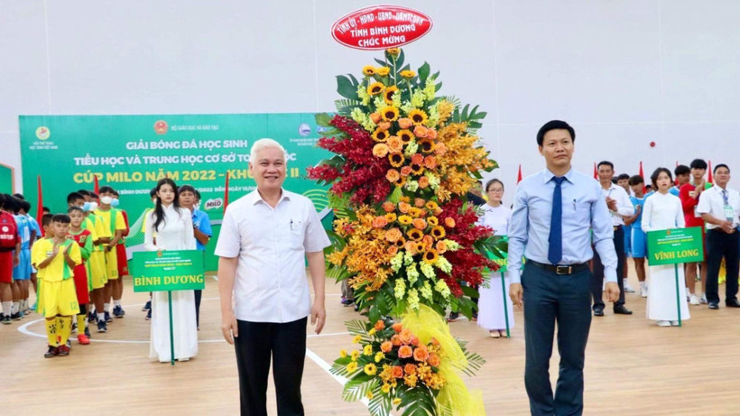 Bí thư Tỉnh ủy Bình Dương Nguyễn Văn Lợi (bên trái) trao tặng hoa chúc mừng giải bóng đá.
