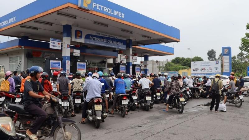 Nhiều người dân xếp hàng đổ xăng tại một cây xăng trên đường Hà Huy Giáp, thành phố Biên Hòa.
