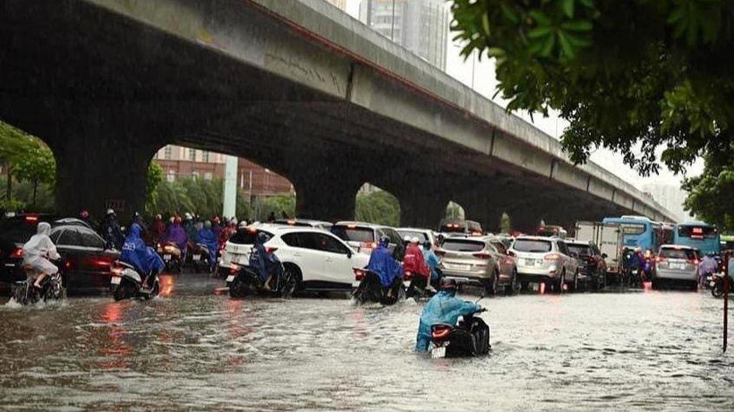 Nhiều tuyến phố ngập trong nước.