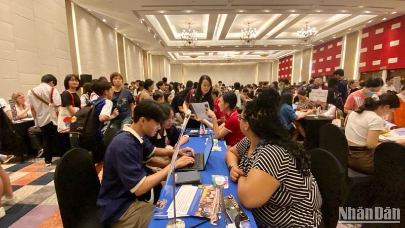 Triển lãm thu hút sự tham gia của hơn 800 học sinh. 