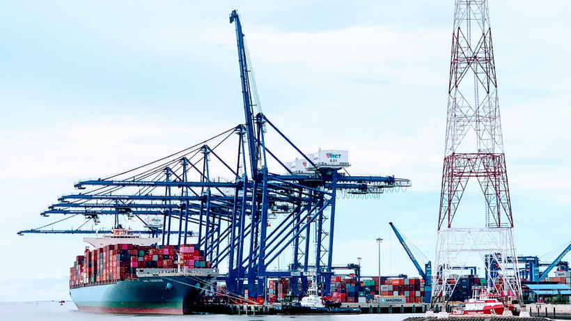 Bốc xếp hàng hóa ở Cảng cửa ngõ quốc tế Hải Phòng tại Lạch Huyện.