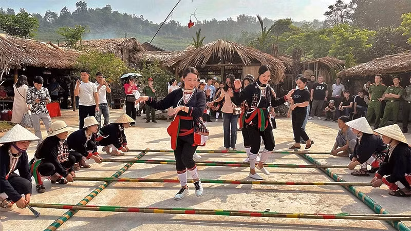 Trải nghiệm những nét văn hóa đặc sắc của người Dao ở bản Miền (huyện Ba Vì). (Ảnh: GIANG NAM)