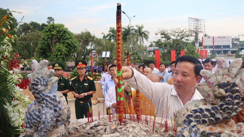 Lãnh đạo tỉnh Long An dâng hương tưởng nhớ các Anh hùng Liệt sĩ tại Nghĩa trang liệt sĩ tỉnh.