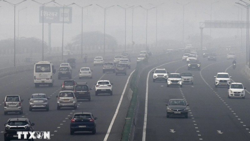 Khói mù ô nhiễm bao phủ dày đặc tại New Delhi, Ấn Độ. (Ảnh: AFP/TTXVN)