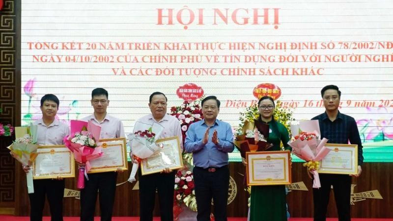 Đồng chí Mùa A Sơn, Phó Bí thư Thường trực Tỉnh ủy Điện Biên, trao Bằng khen của UBND tỉnh tặng các tập thể, cá nhân có thành tích xuất sắc trong triển khai chính sách tín dụng ưu đãi.
