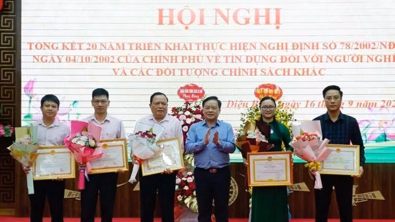 Đồng chí Mùa A Sơn, Phó Bí thư Thường trực Tỉnh ủy Điện Biên, trao Bằng khen của UBND tỉnh tặng các tập thể, cá nhân có thành tích xuất sắc trong triển khai chính sách tín dụng ưu đãi.