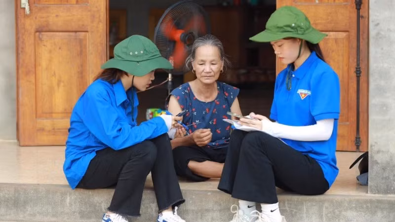 Đoàn viên, thanh niên thành phố Bắc Kạn (Bắc Kạn) đến từng nhà hướng dẫn người dân sử dụng dịch vụ công. (Ảnh: ĐẶNG TUYẾT)