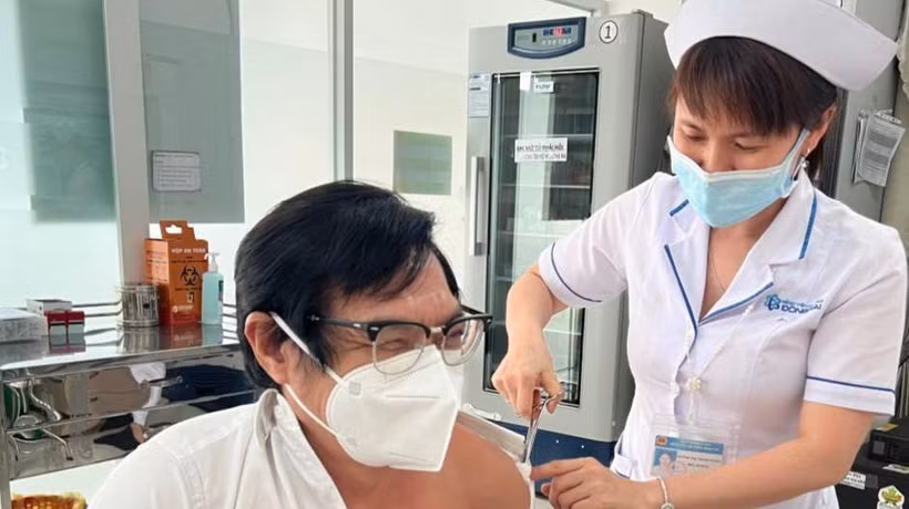 Phó Chủ tịch Ủy ban nhân dân tỉnh Đồng Nai Nguyễn Sơn Hùng tiêm vaccine phòng Covid-19 mũi 4.