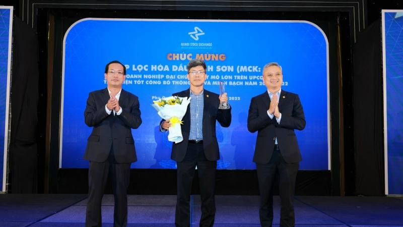 Ông Nguyễn Hải Âu, thành viên Hội đồng quản trị BSR, đại diện Công ty nhận cúp vinh danh.