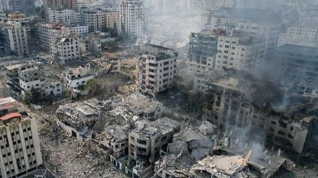 Những tòa nhà bị phá hủy sau các cuộc không kích của Israel xuống thành phố Gaza, ngày 10/10/2023. (Ảnh: AFP/TTXVN)