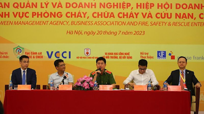 Đại diện cơ quan chức năng đối thoại với doanh nghiệp tháo gỡ khó khăn về phòng cháy, chữa cháy.