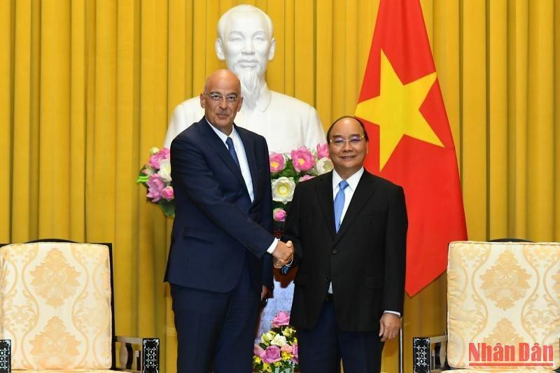 Chủ tịch nước Nguyễn Xuân Phúc tiếp Bộ trưởng Ngoại giao Cộng hòa Hy Lạp Nikolaos Dendias. (Ảnh: ĐĂNG KHOA)