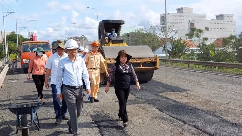 Đồng chí Cao Thị Hòa An, Phó Bí thư Thường trực Tỉnh ủy, Chủ tịch HĐND tỉnh Phú Yên dẫn đầu Đoàn công tác.