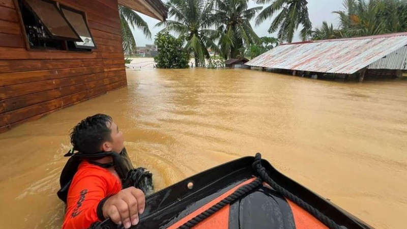 Lực lượng cứu hộ sơ tán người dân. (Nguồn: AFP)