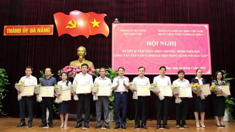 Ban Dân vận Thành ủy khen thưởng 15 tập thể, cá nhân có thành tích xuất sắc trong thực hiện công tác dân vận.