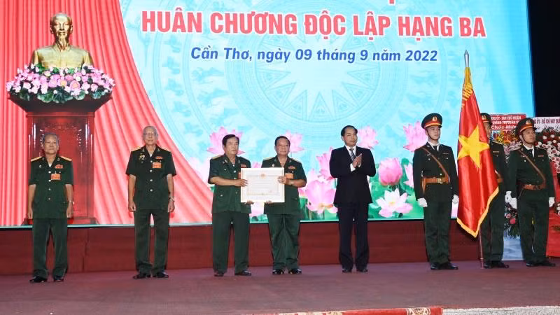 Hội Cựu chiến binh thành phố Cần Thơ đón nhận Huân chương Độc lập hạng Ba