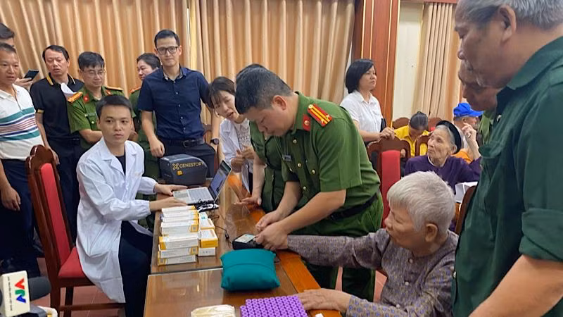 Lấy vân tay Mẹ Việt Nam anh hùng Nguyễn Thị Lộc 90 tuổi.