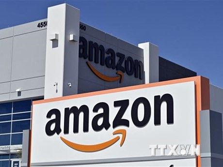 Biểu tượng Tập đoàn công nghệ Amazon của Mỹ tại một trung tâm phân phối ở North Las Vegas, Nevada. (Ảnh: AFP/TTXVN)