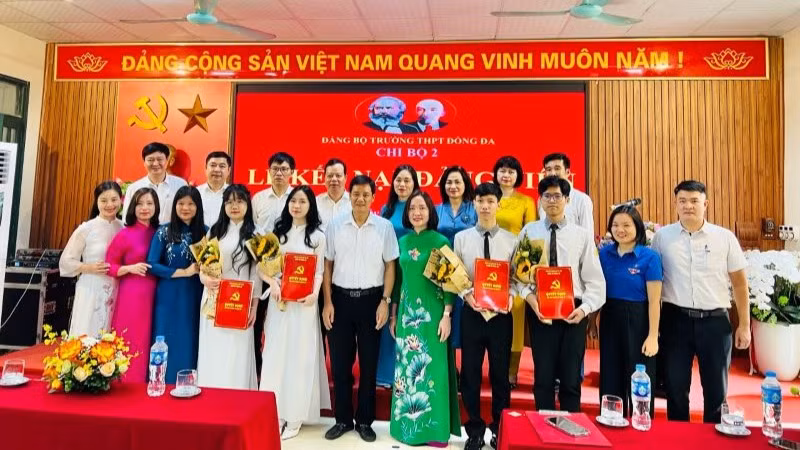 Chi bộ 2, Đảng bộ Trường THPT Đống Đa tổ chức kết nạp Đảng cho 4 học sinh ưu tú.