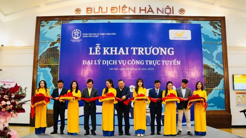 Các đại biểu thực hiện nghi thức khai trương đại lý dịch vụ công trực tuyến tại số 75 phố Đinh Tiên Hoàng (quận Hoàn Kiếm). (Ảnh: T.Hà)